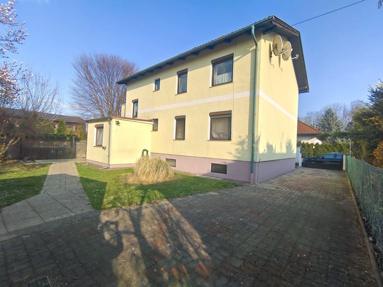 Aussenansicht mit Einfahrt