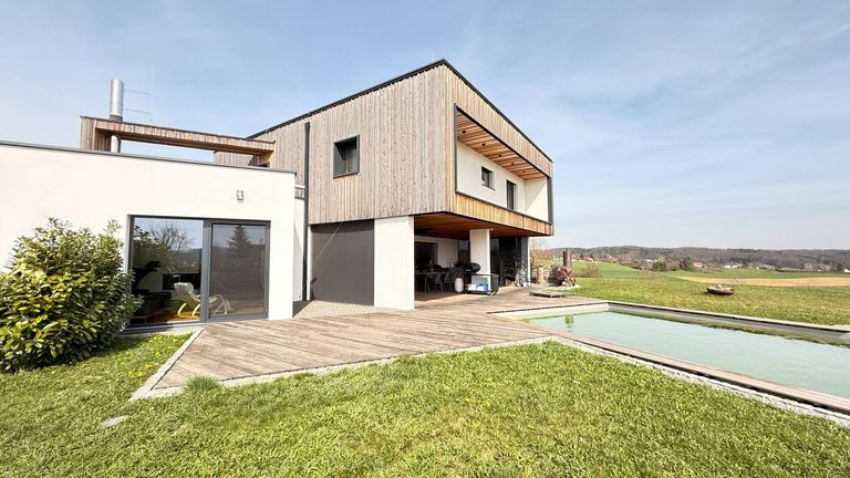 Ansicht mit Infinity Salzwasserpool