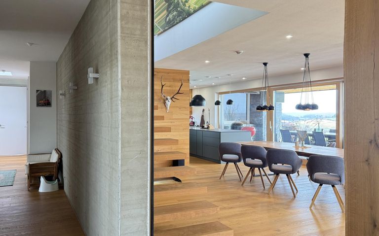 Blick in den Wohnbereich Richtung Küche