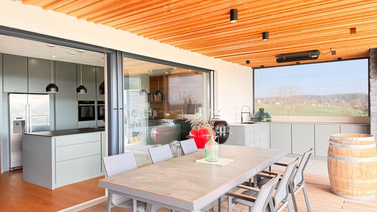 Terrasse mit Outdoorkitchen