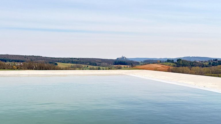 Ausblick vom Pool zur Burg Güssing
