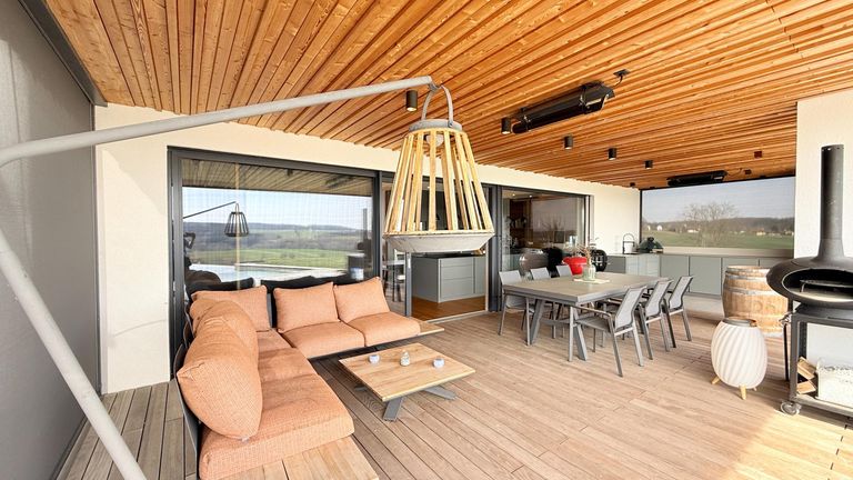 Terrasse mit Outdoorkitchen