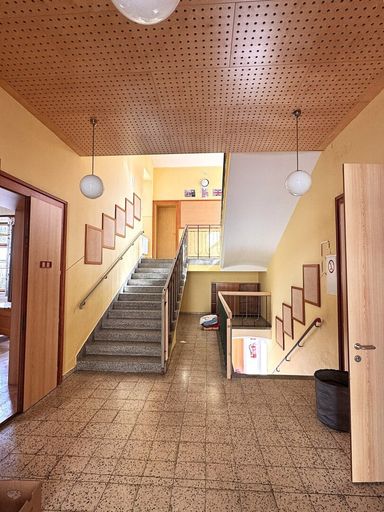 Eingang - Stiegenhaus Volksschule