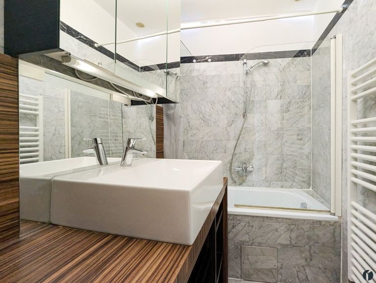 Badezimmer mit Wanne u. Waschmaschine