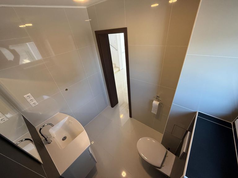 EG WC mit Waschtisch