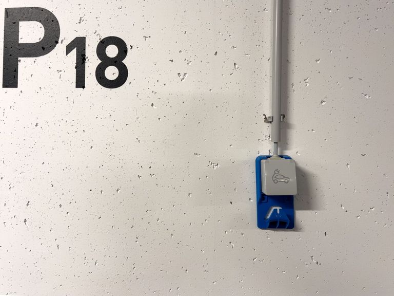 Parkplatz mit Vorbereitung für E-Ladestation