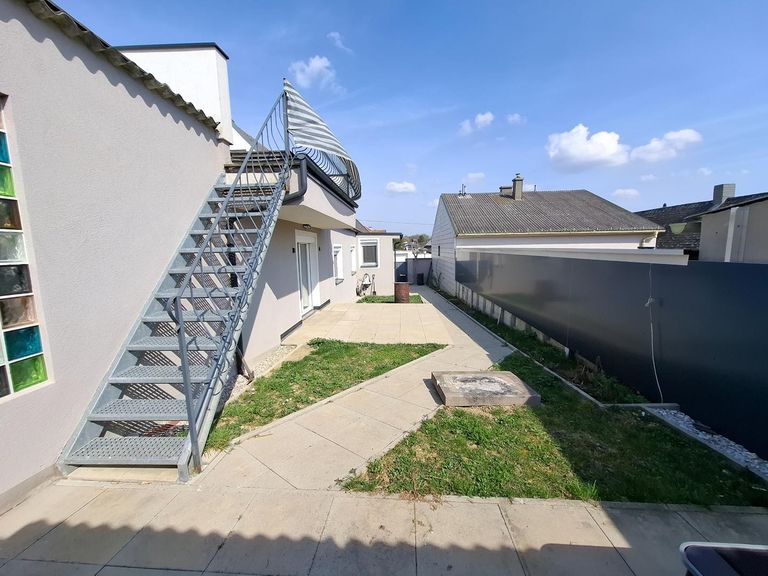 Garten und Aufgang zur Dachterrasse