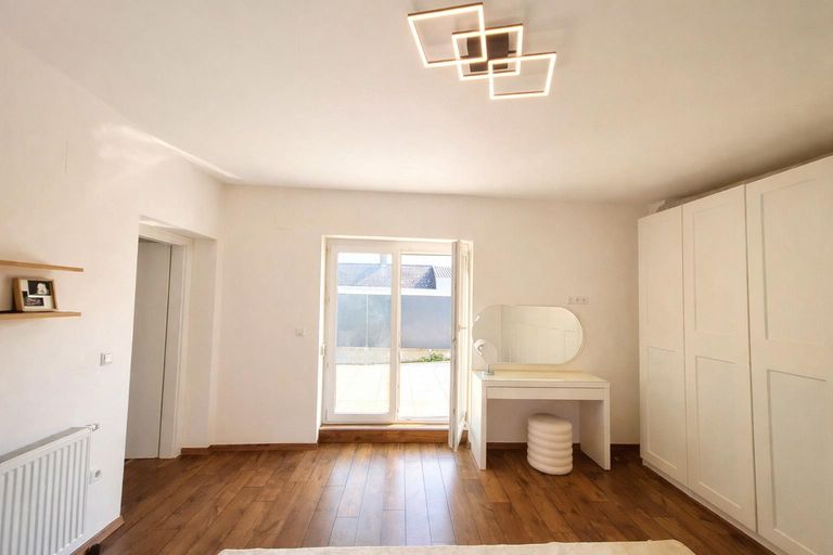 Schlafzimmer mit Zugang zur Terrasse