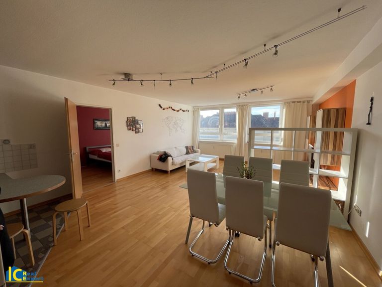 Hell, freundlich und großzügig