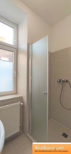 Badezimmer mit Dusche, Handwaschwaschbecken,