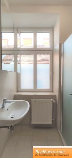 Badezimmer mit Dusche, Handwaschwaschbecken,