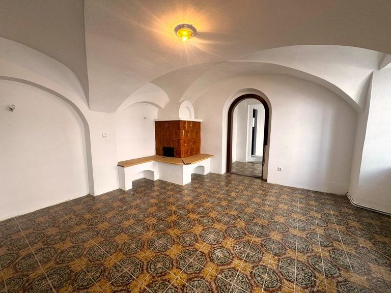 Zimmer mit Kachelofen im Erdgeschoß