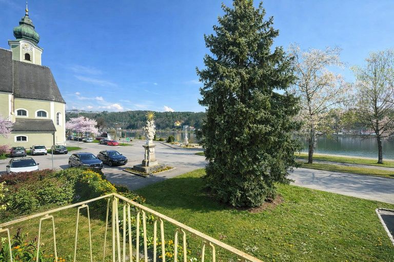 Blick vom Balkon auf die Kirche