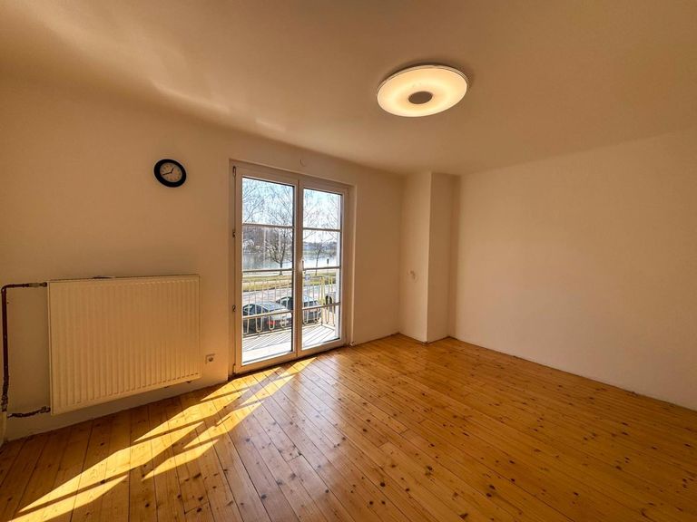 Heller Wohnraum mit Blick auf die Donau