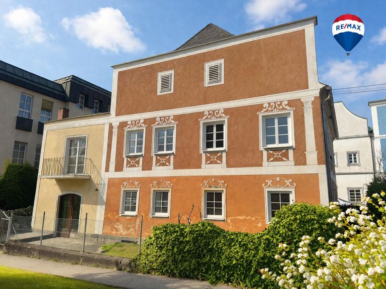 Historisches Aschacher Markthaus mit Donaublick