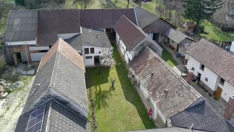 Altbau mit Stallung und blickdichtem Garten