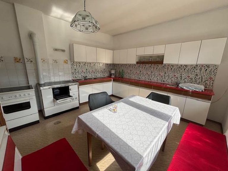 Küche mit zusätzlichem Holzofen