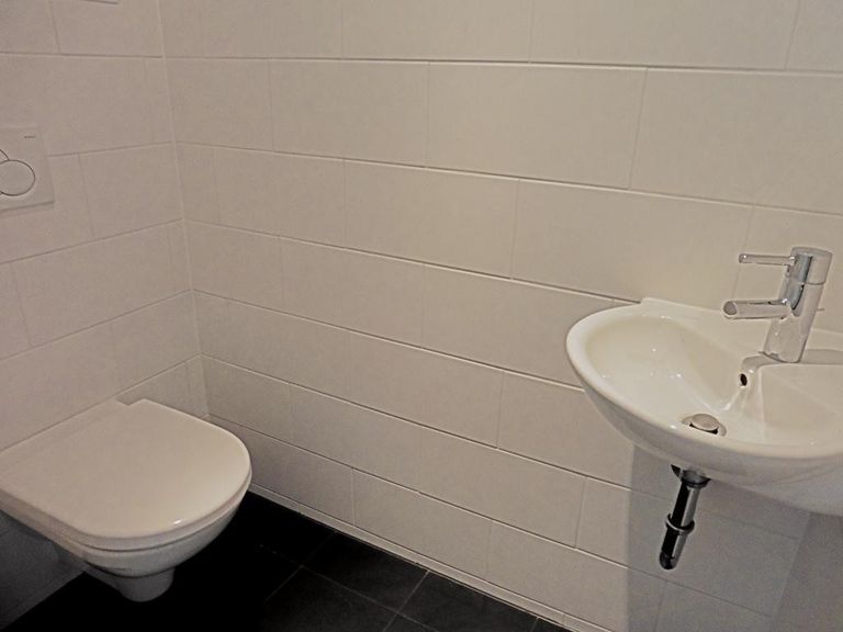 WC mit Waschbecken