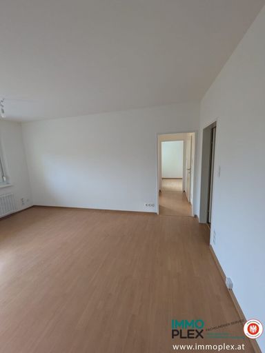 Wohnzimmer mit Blick ins Schlafzimmer