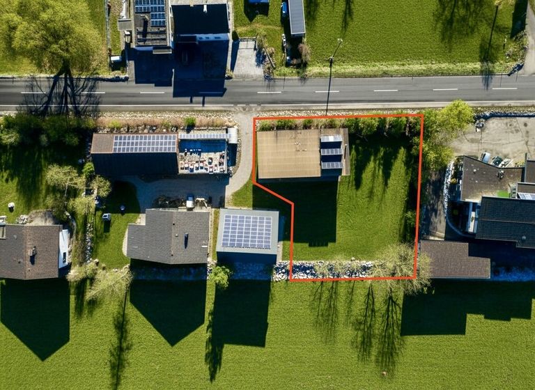 Luftbild von oben mit eingezeichnetem Grundstück