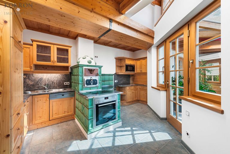 Küche mit original Holzofen und elektrischem Ofen