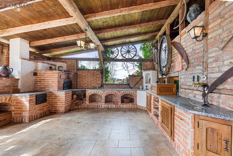 "Heurigen"-Terrasse mit Steinofen, Holzofen, Bierzapfstelle, WCs, Küche