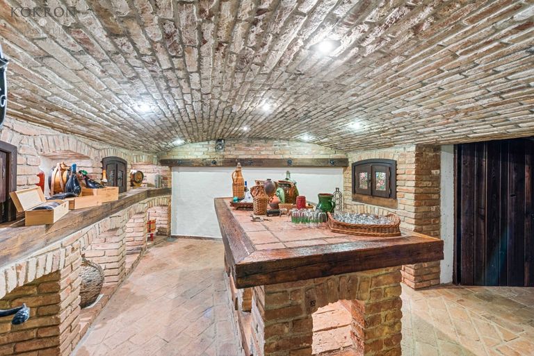 Weinkeller mit bleiverglasten Fenstern und Stüberl