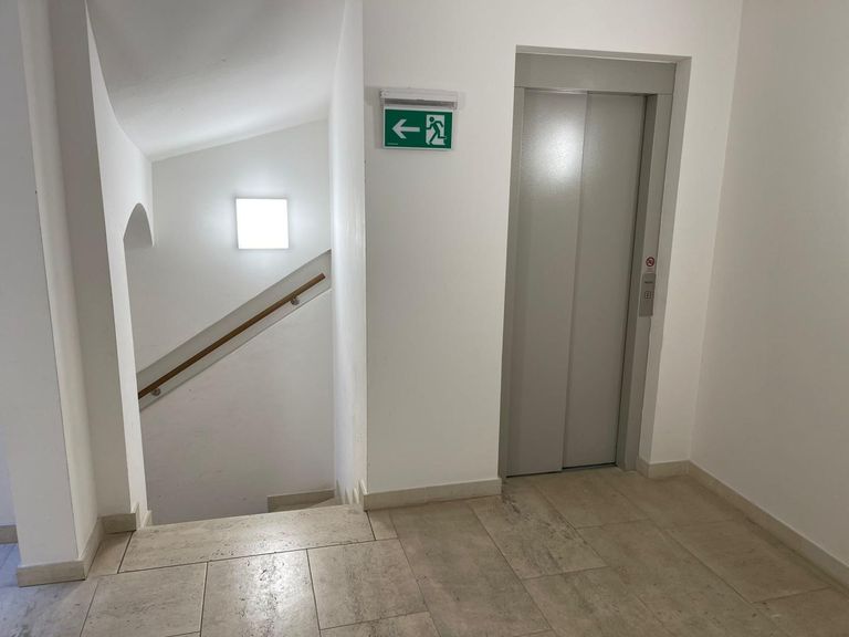 Stiegenhaus mit Lift