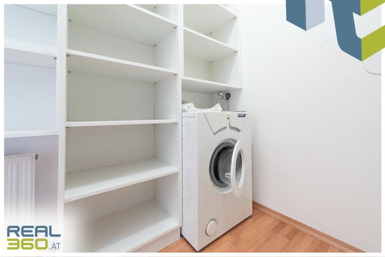 Begehbarer Schrankraum mit Waschmaschine