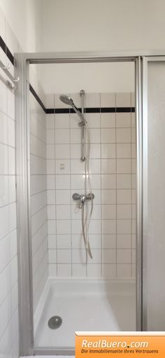 Badezimmer mit Dusche, Handwaschwaschbecken, Toilette,