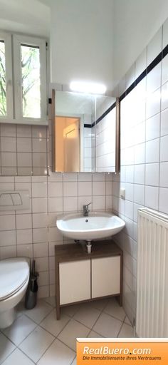 Badezimmer mit Dusche, Handwaschwaschbecken, Toilette,