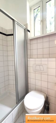 Badezimmer mit Dusche, Handwaschwaschbecken, Toilette,