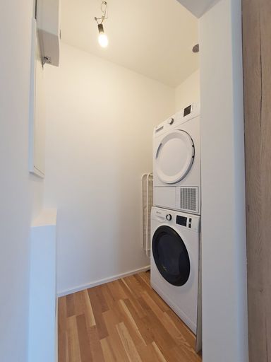 separates Waschraum mit WM-Anschluss