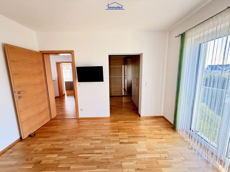 Schlafzimmer mit begehbarem Schrank