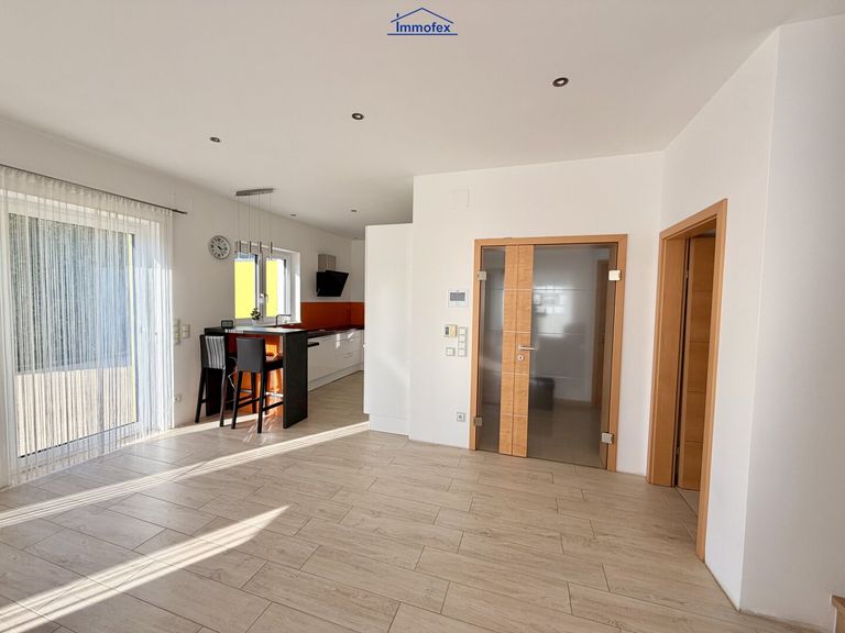 Wohn,-Essbereich mit Zugang zur Küche