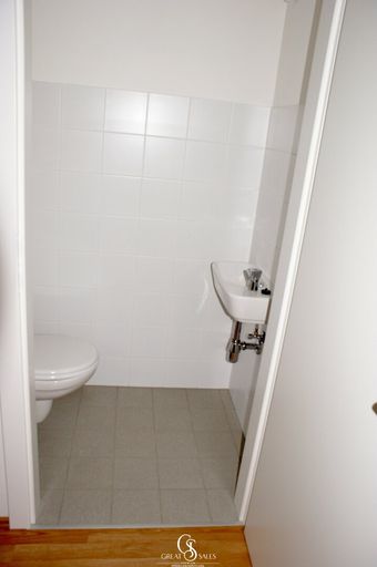 WC mit Waschbecken und Fenster