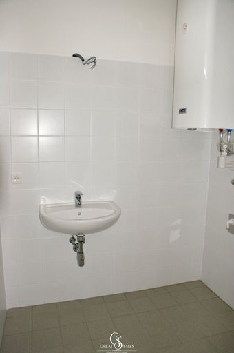 Bad mit Badewanne und Fenster