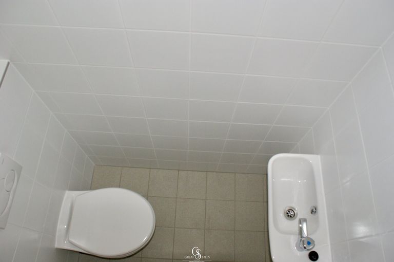 WC mit Waschbecken und Fenster