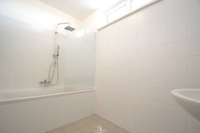 Bad mit Badewanne und Fenster