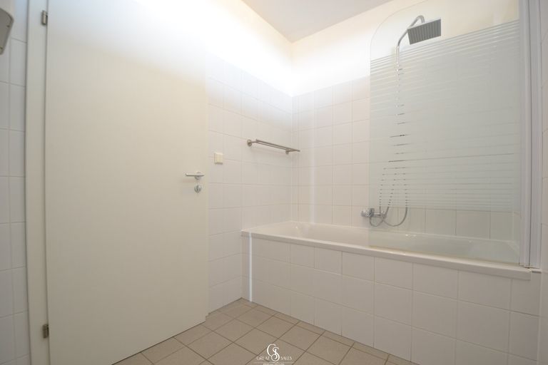 Bad mit Badewanne und Fenster