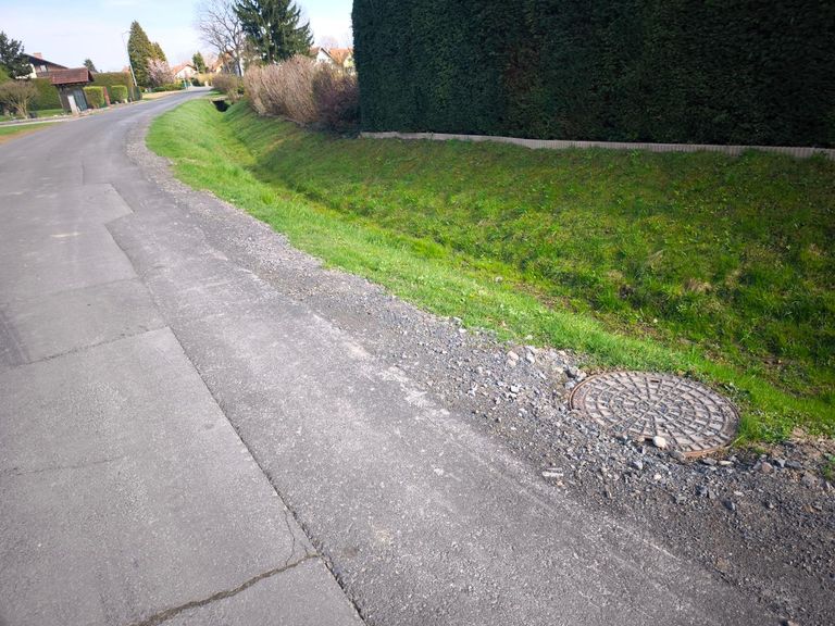 Kanal und Glasfaser bei Straße