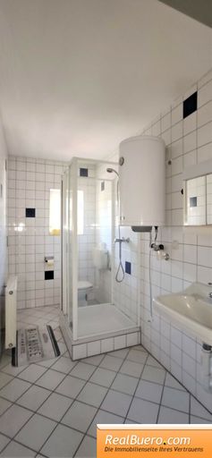 Badezimmer mit Dusche, Handwaschwaschbecken, Toilette