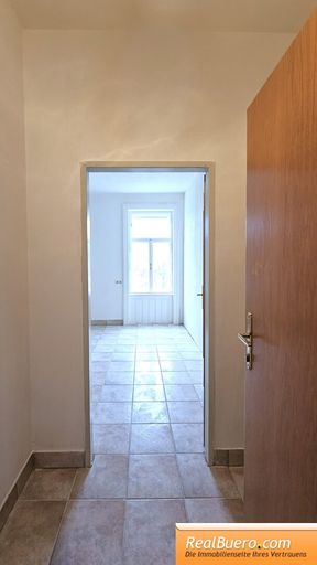 Vorzimmer mit Blick in den Wohnschlafbereich