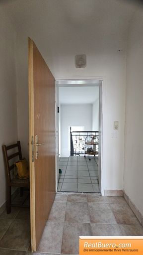 Vorzimmer mit Blick ins Stiegenhaus