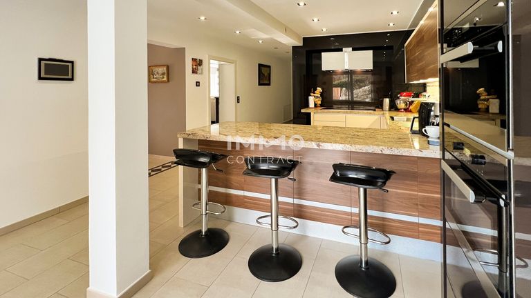 UG: Küchentheke mit Frühstücksbar