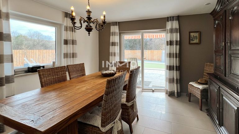 UG: Esszimmer mit Zugang zu Terrasse und Garten