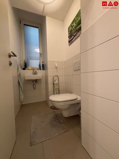 WC mit extra Waschbecken