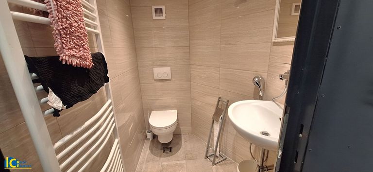 WC mit Handwaschbecken