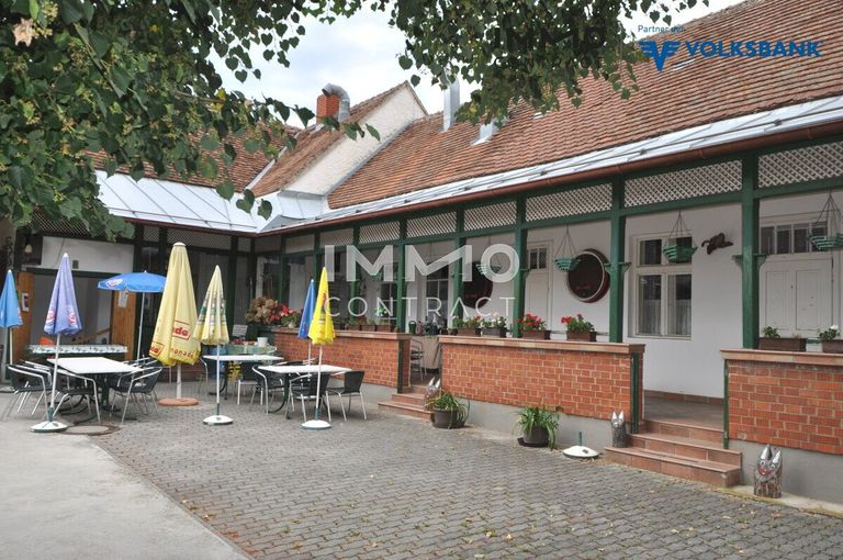 Gastgarten und Veranda mit den Zugängen zu den Gästezimmern