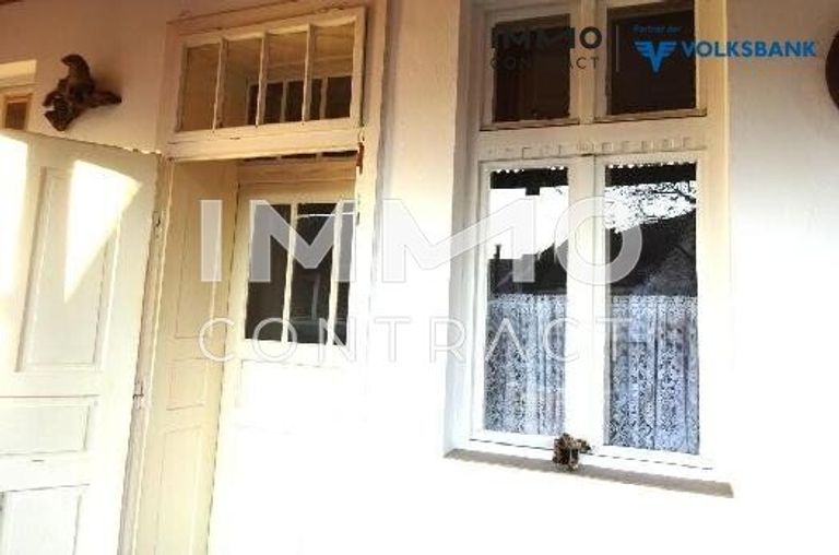 Antike Massivholztüren und Fenster zu den Zimmern